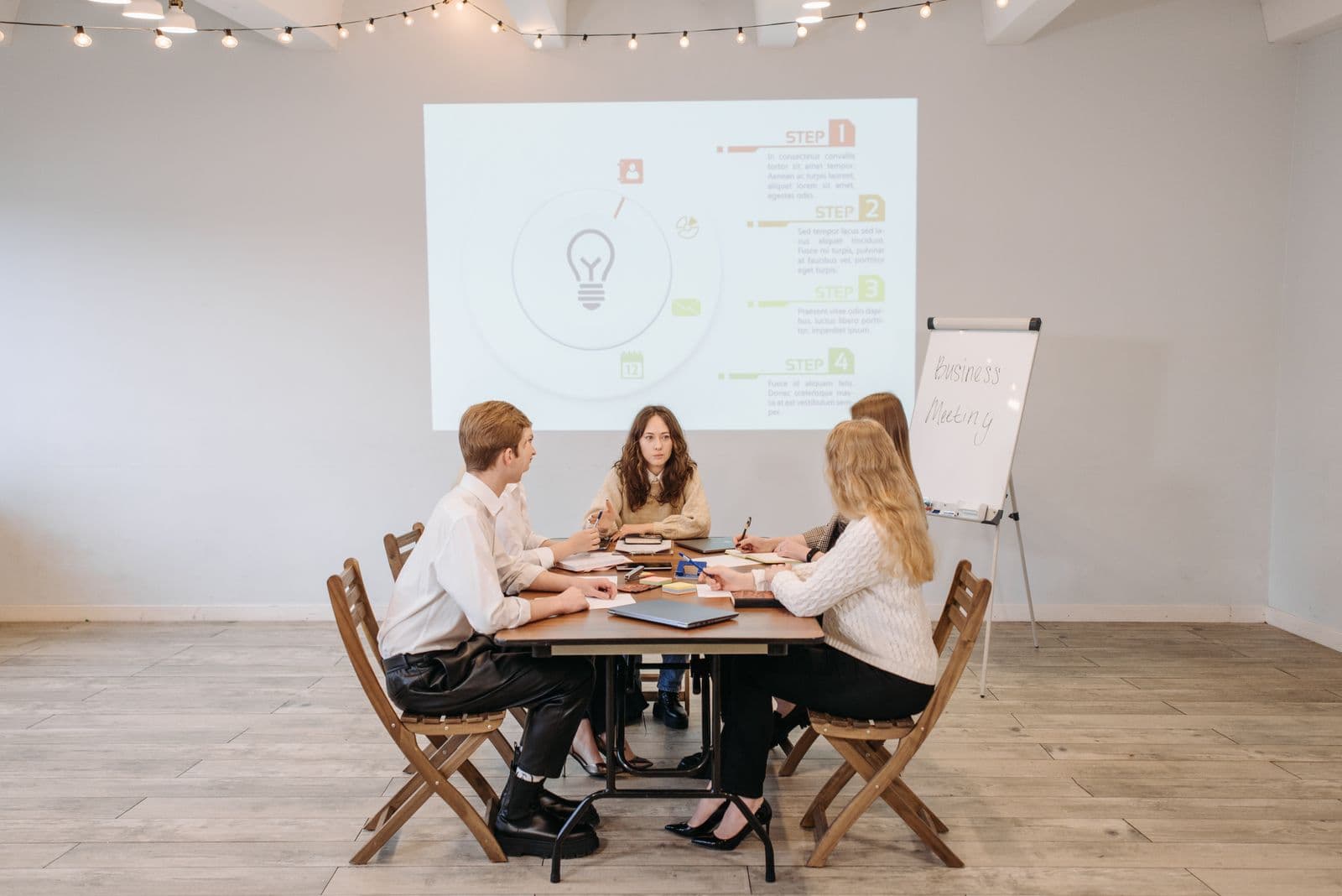 Equipe em reunião de estratégia comercial